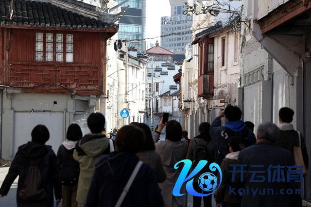 刘海粟好意思术馆的“小巷漫游”行为走进老城厢    影相/严力